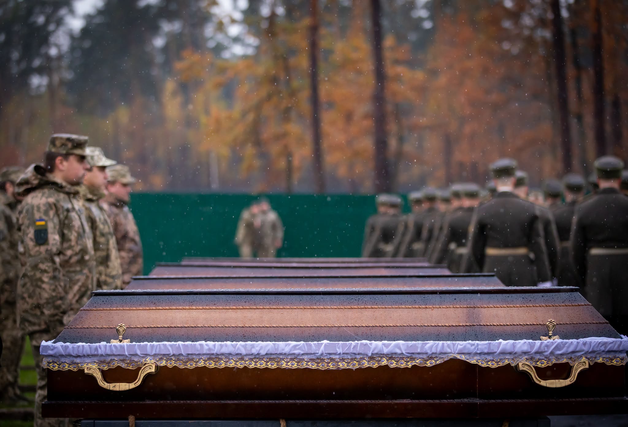 На Національному військовому меморіальному кладовищі поховали вісьмох невідомих Захисників України - фото 3