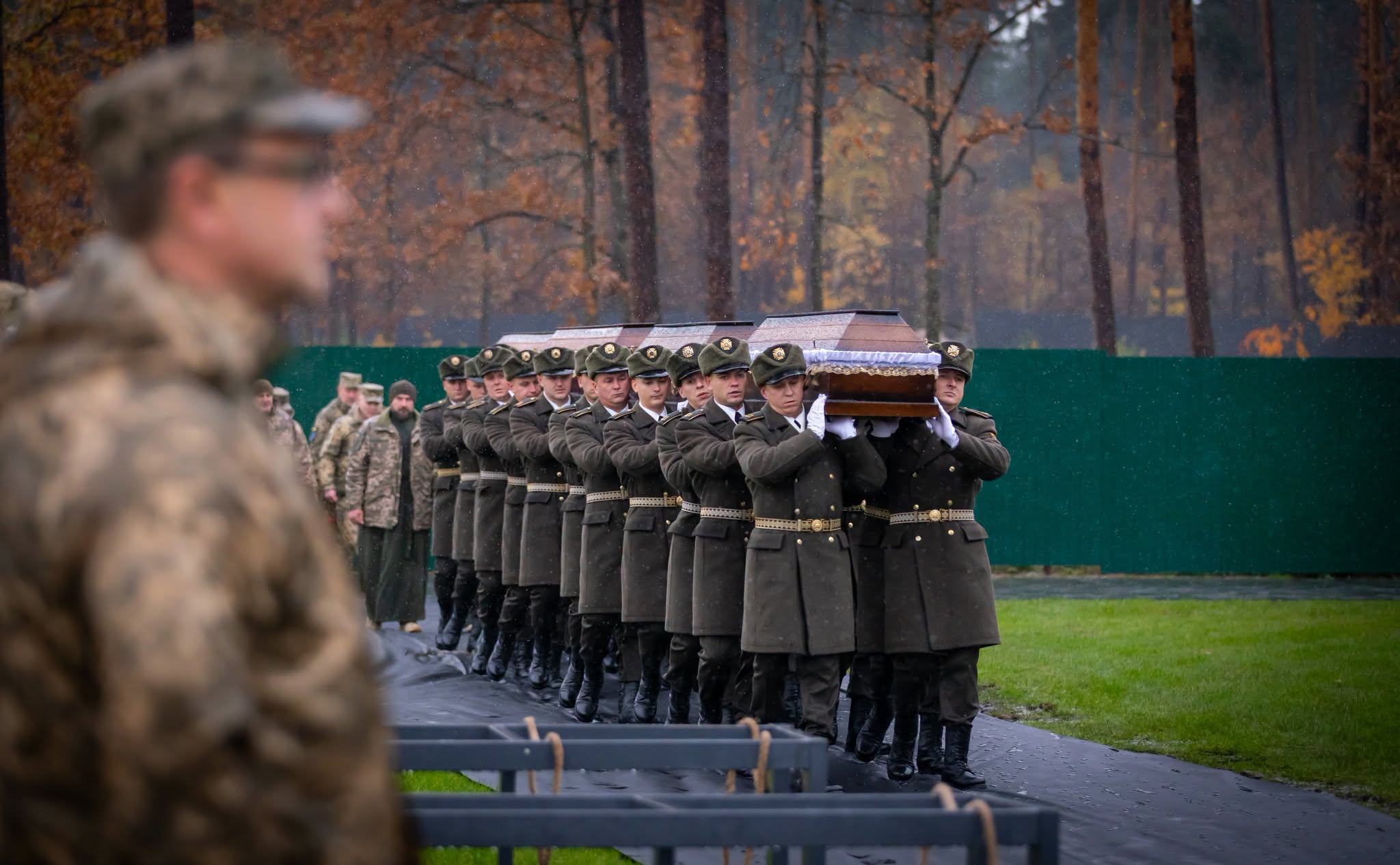 На Національному військовому меморіальному кладовищі поховали вісьмох невідомих Захисників України - фото 2