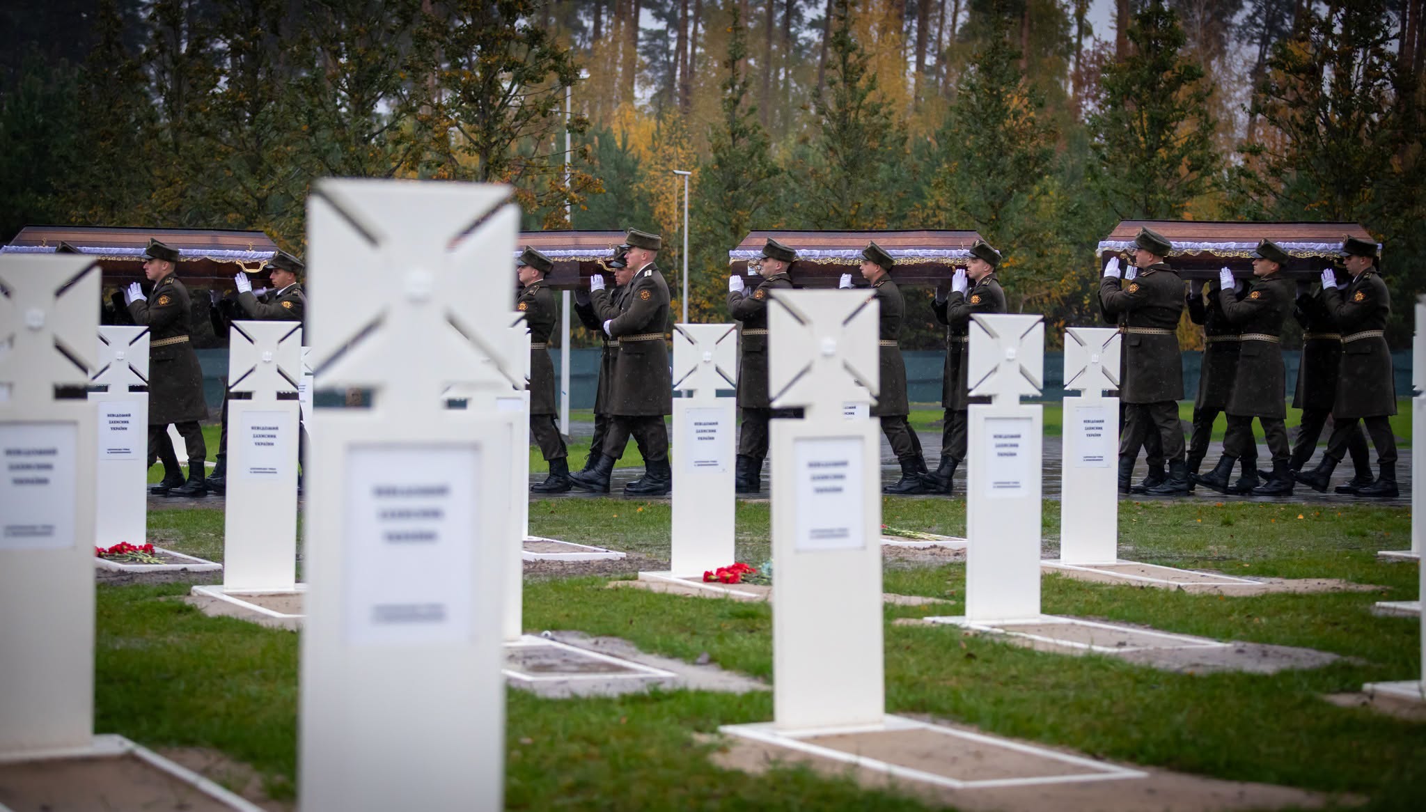 На Національному військовому меморіальному кладовищі поховали вісьмох невідомих Захисників України - фото 4